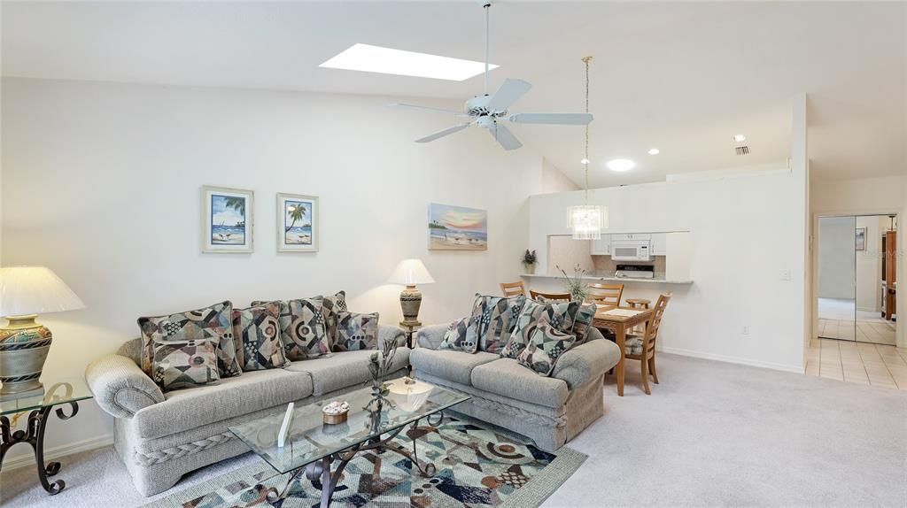 合同活跃: $285,000 (2 贝兹, 2 浴室, 1282 平方英尺)