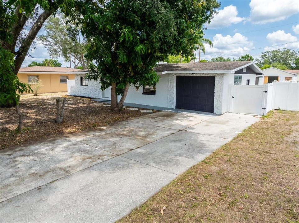 Active With Contract: $419,000 (4 beds, 2 baths, 2037 Square Feet)