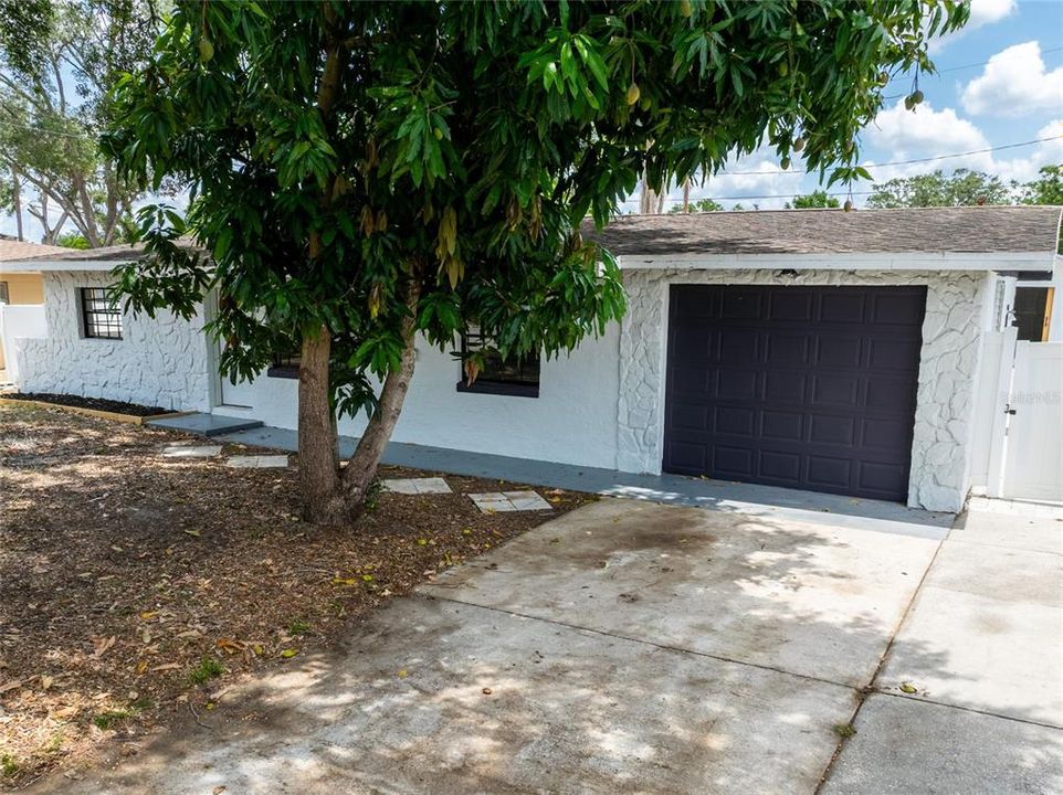 Active With Contract: $419,000 (4 beds, 2 baths, 2037 Square Feet)