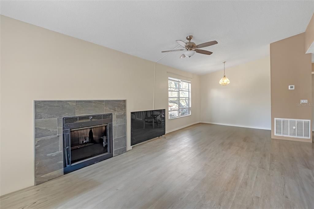 Под контрактом: $144,997 (2 спален, 2 ванн, 912 Квадратных фут)