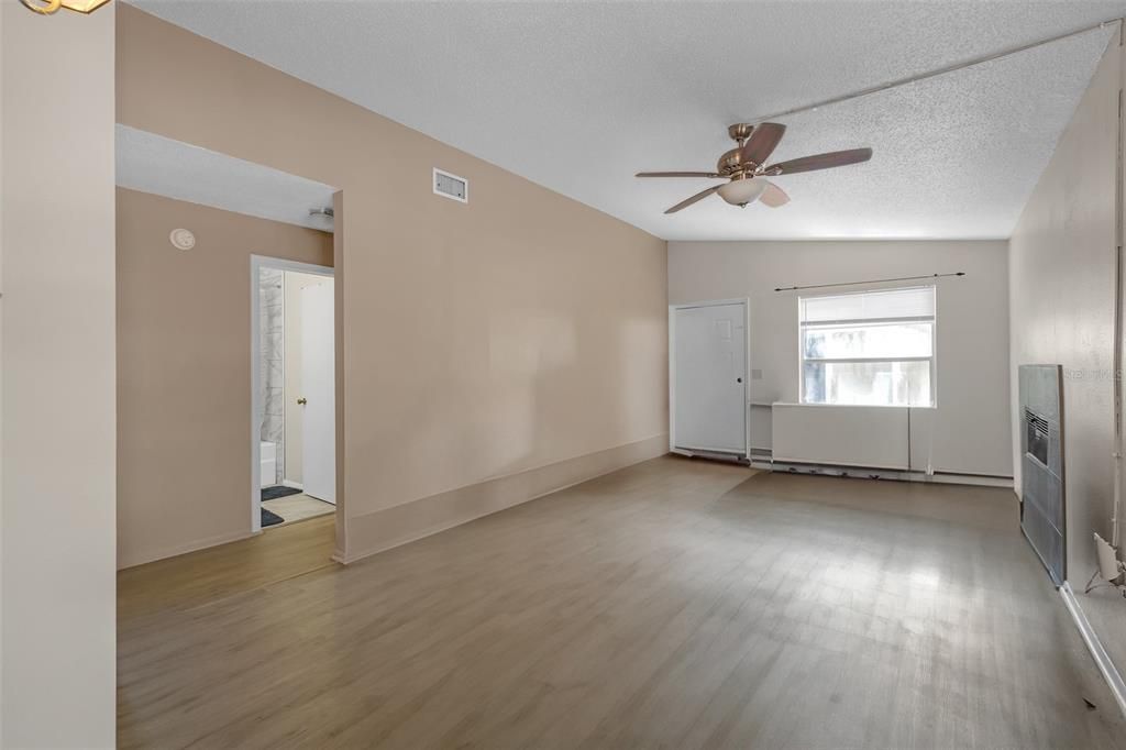 Под контрактом: $144,997 (2 спален, 2 ванн, 912 Квадратных фут)