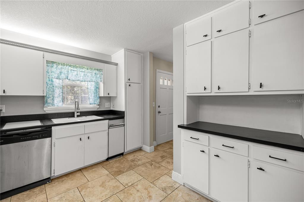Active With Contract: $139,900 (2 beds, 2 baths, 1341 Square Feet)