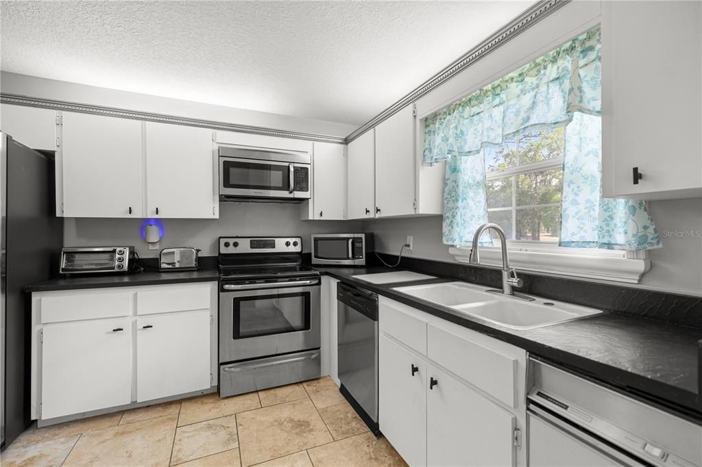 Active With Contract: $139,900 (2 beds, 2 baths, 1341 Square Feet)
