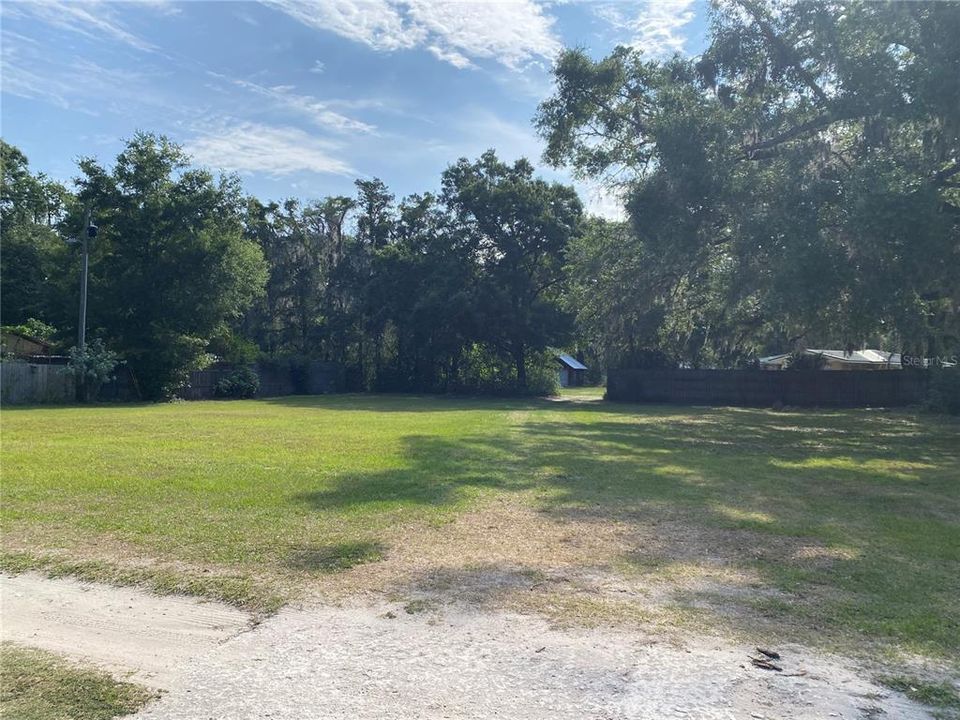 На продажу: $195,000 (0.37 acres)