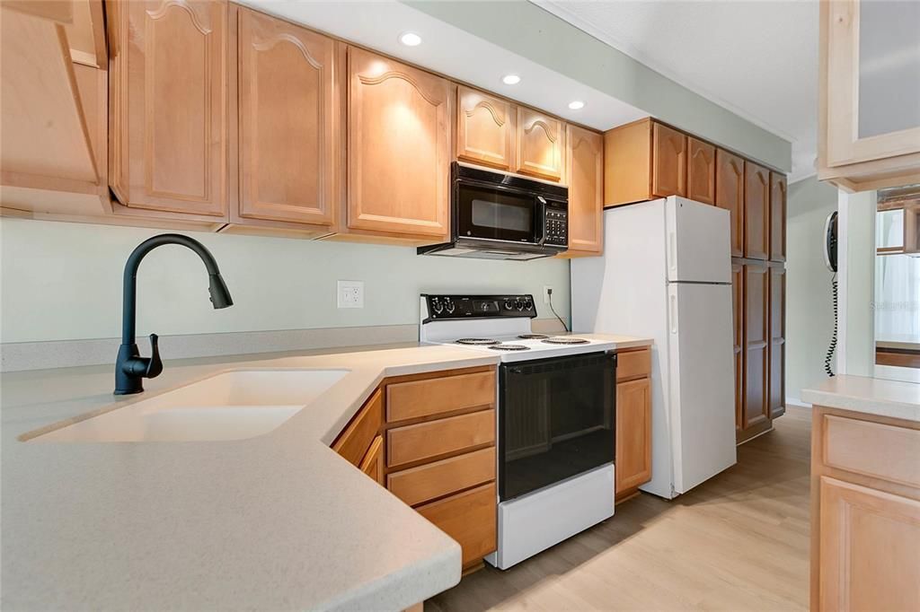 Active With Contract: $114,300 (2 beds, 2 baths, 780 Square Feet)