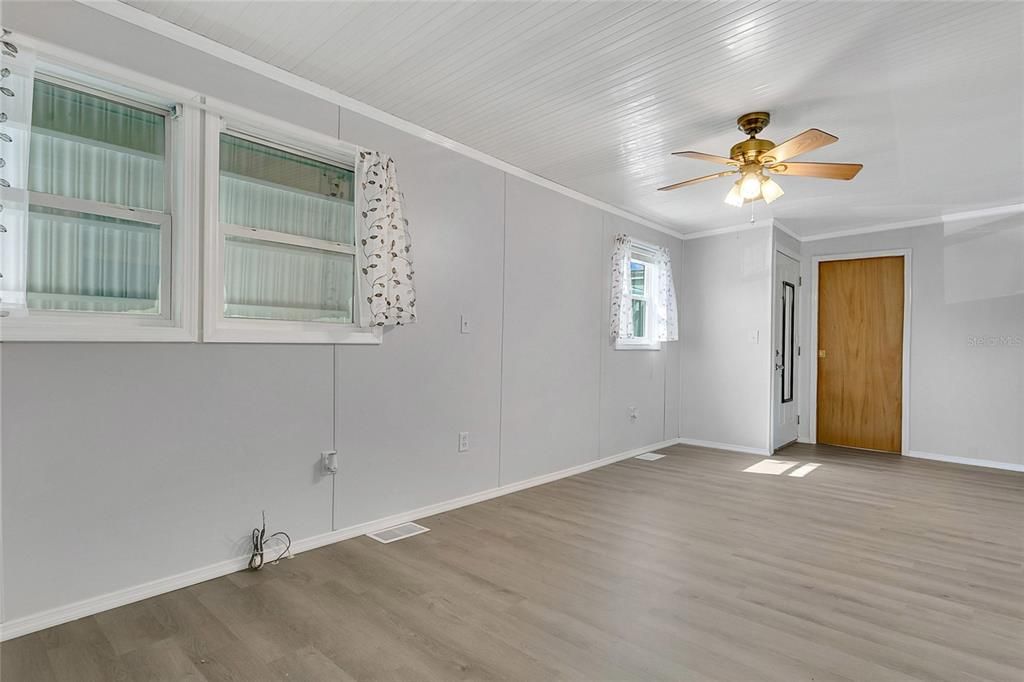 Active With Contract: $114,300 (2 beds, 2 baths, 780 Square Feet)