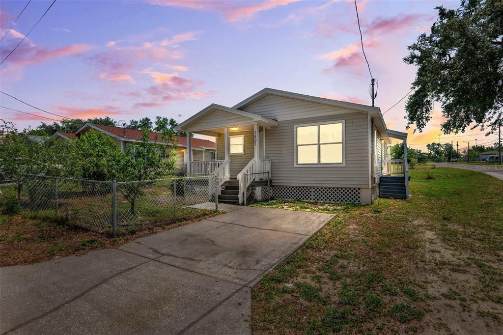 For Sale: $295,000 (3 beds, 2 baths, 1052 Square Feet)