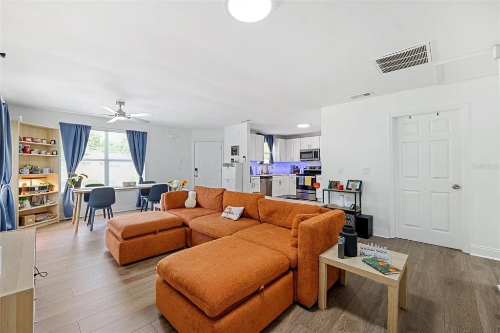 For Sale: $295,000 (3 beds, 2 baths, 1052 Square Feet)