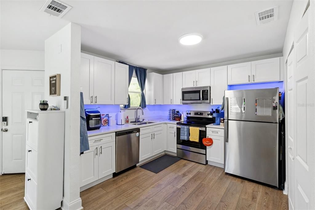 For Sale: $295,000 (3 beds, 2 baths, 1052 Square Feet)