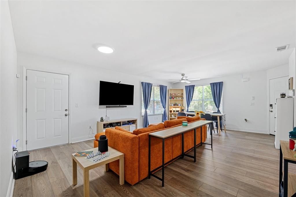 For Sale: $295,000 (3 beds, 2 baths, 1052 Square Feet)