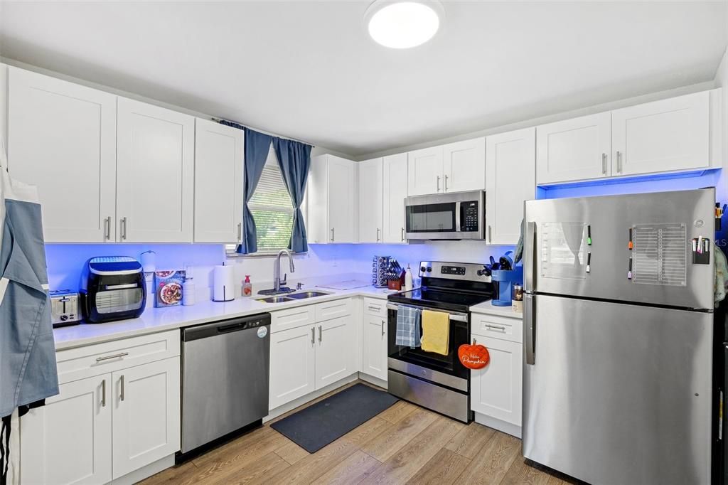 For Sale: $295,000 (3 beds, 2 baths, 1052 Square Feet)