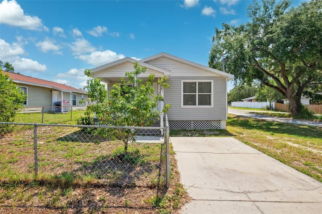 For Sale: $295,000 (3 beds, 2 baths, 1052 Square Feet)