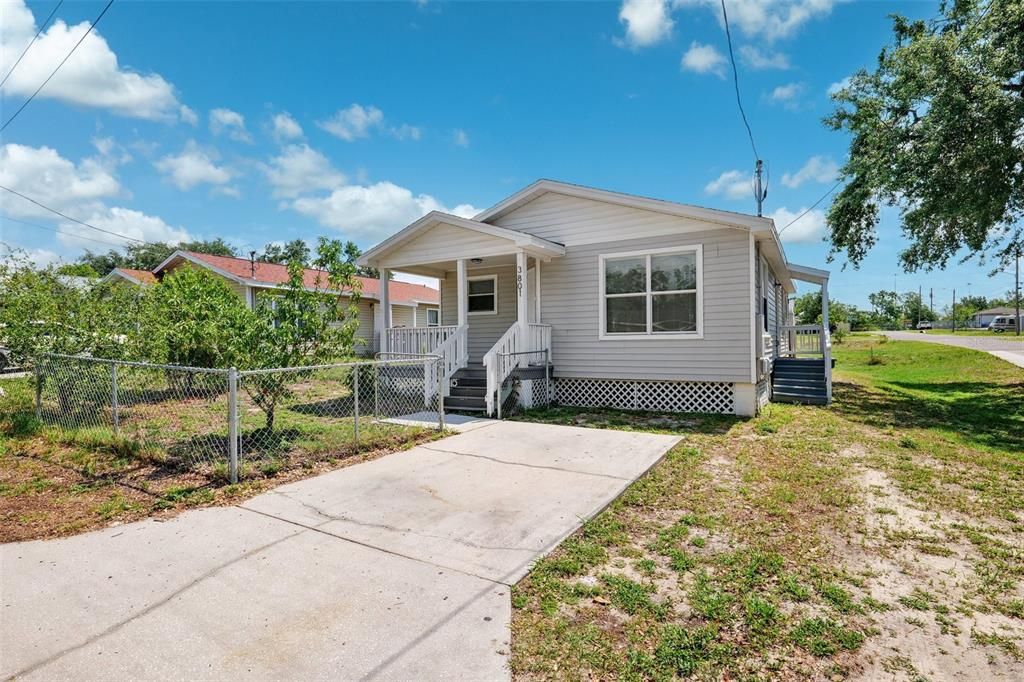 For Sale: $295,000 (3 beds, 2 baths, 1052 Square Feet)