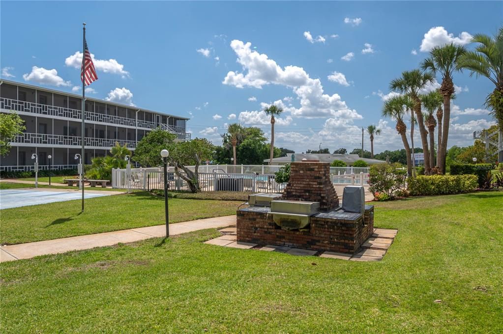 待售: $116,000 (2 贝兹, 1 浴室, 840 平方英尺)