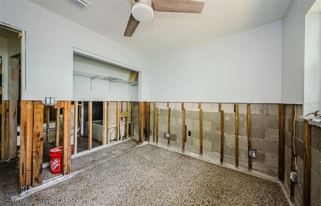 Activo con contrato: $245,000 (4 camas, 1 baños, 1343 Pies cuadrados)