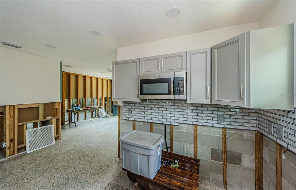 Activo con contrato: $245,000 (4 camas, 1 baños, 1343 Pies cuadrados)