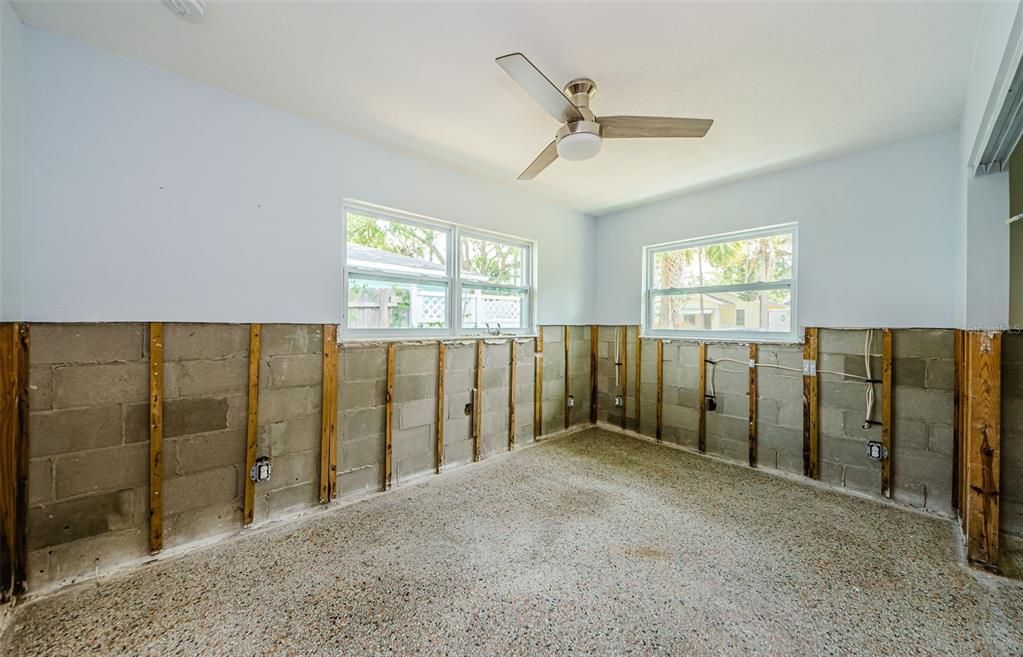 Activo con contrato: $245,000 (4 camas, 1 baños, 1343 Pies cuadrados)