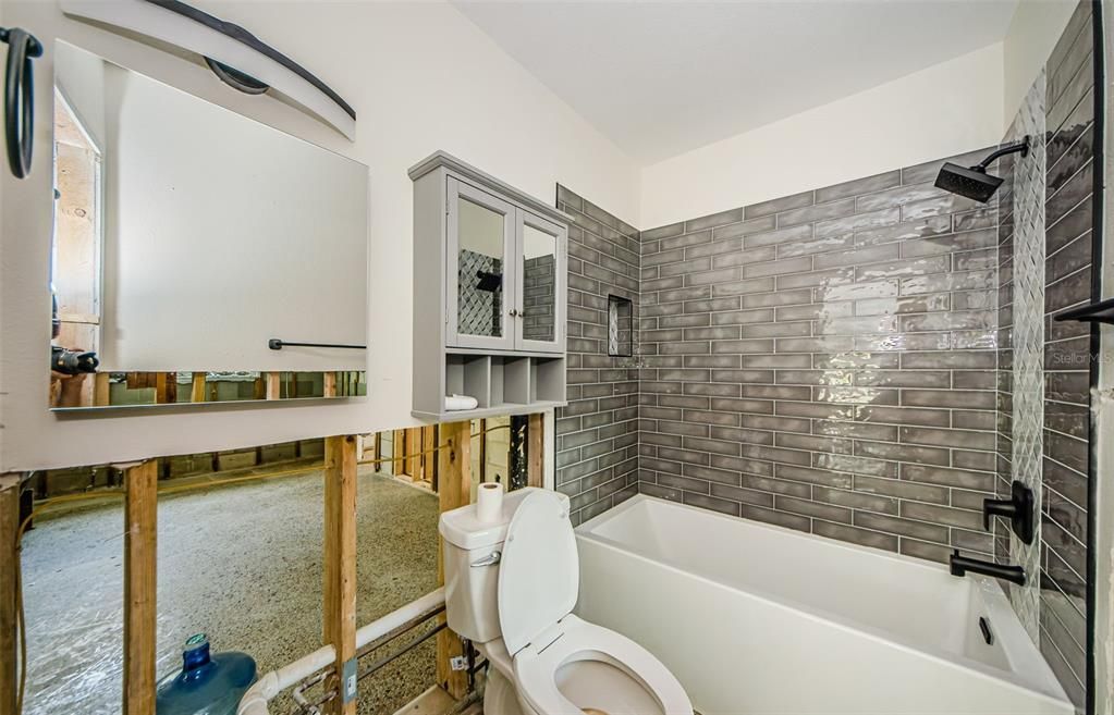 Activo con contrato: $245,000 (4 camas, 1 baños, 1343 Pies cuadrados)