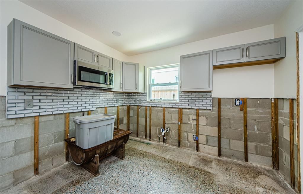 Activo con contrato: $245,000 (4 camas, 1 baños, 1343 Pies cuadrados)