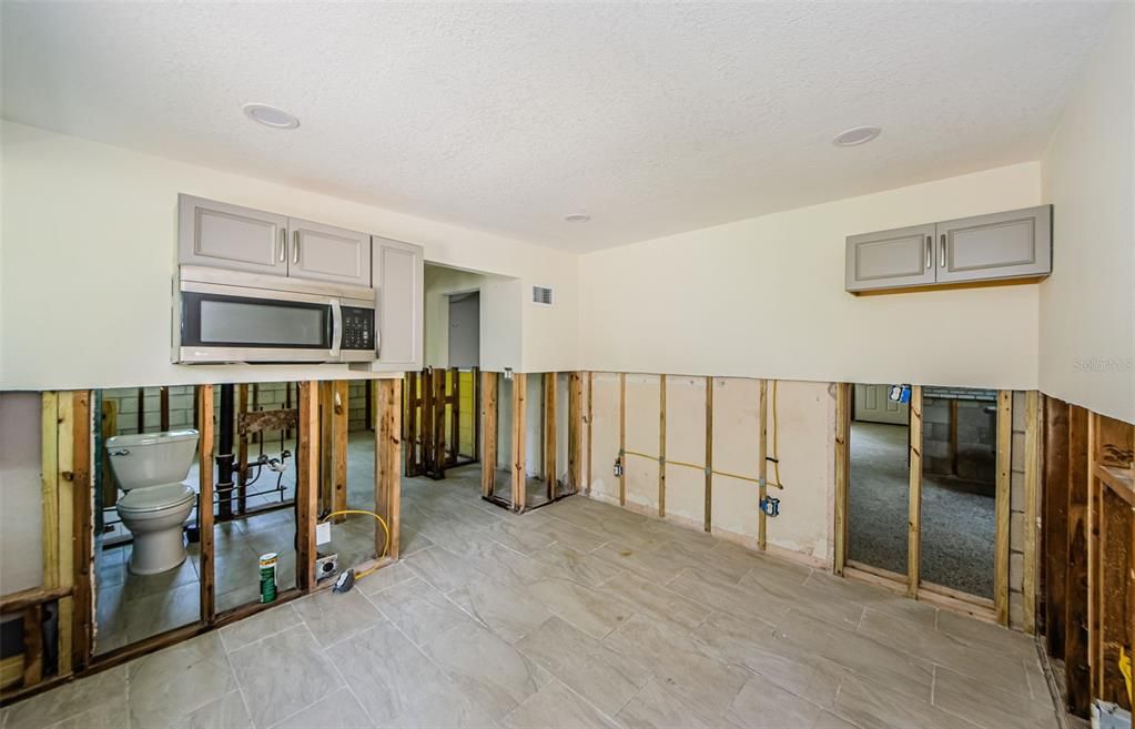 Activo con contrato: $245,000 (4 camas, 1 baños, 1343 Pies cuadrados)