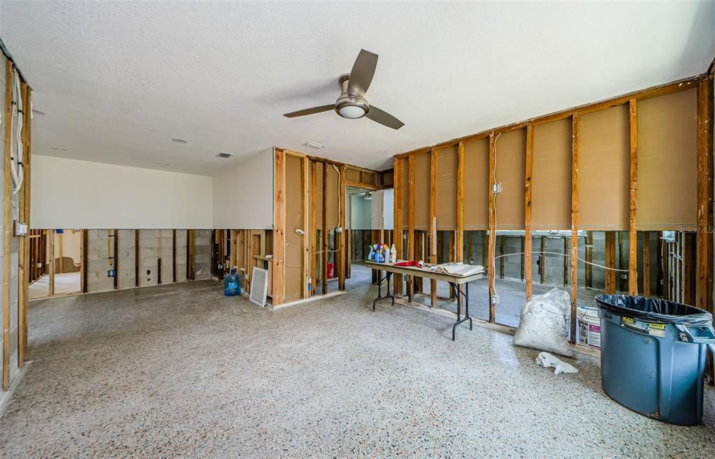 Activo con contrato: $245,000 (4 camas, 1 baños, 1343 Pies cuadrados)