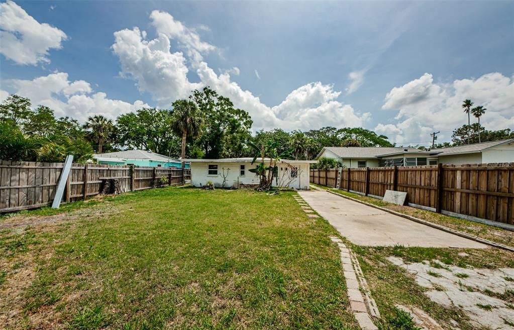 Activo con contrato: $245,000 (4 camas, 1 baños, 1343 Pies cuadrados)