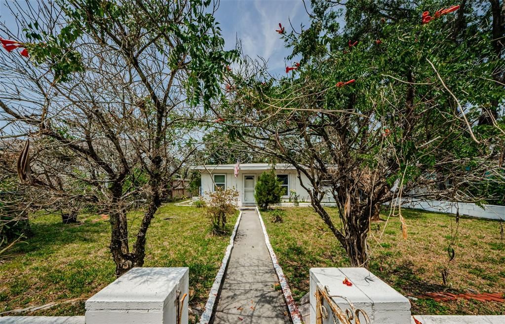 Activo con contrato: $245,000 (4 camas, 1 baños, 1343 Pies cuadrados)