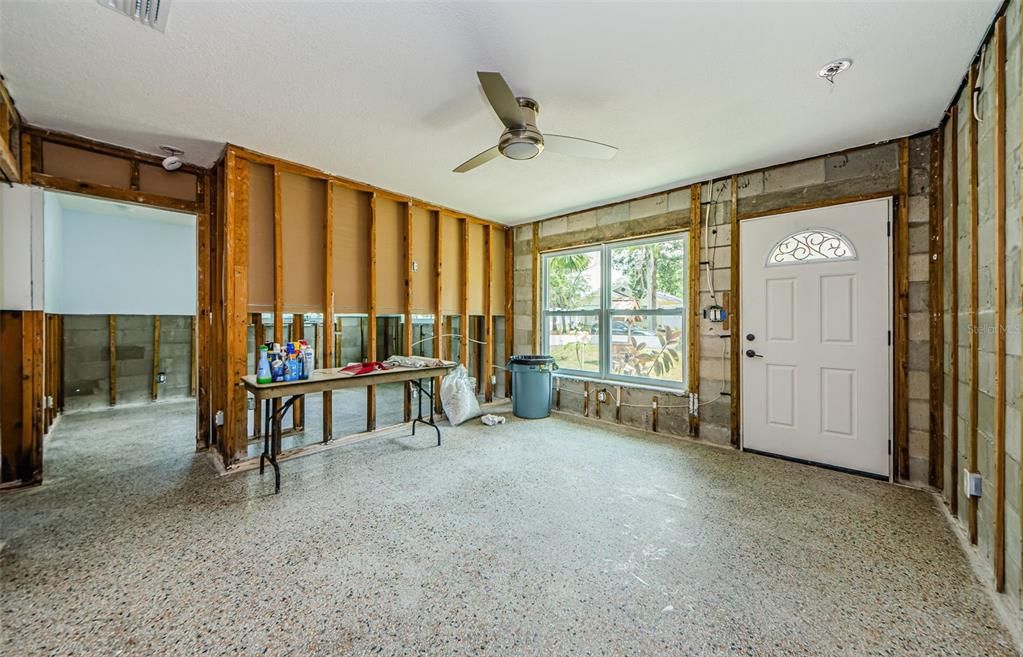 Activo con contrato: $245,000 (4 camas, 1 baños, 1343 Pies cuadrados)