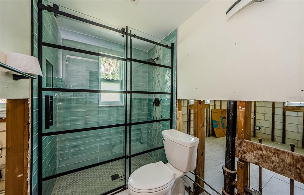 Activo con contrato: $245,000 (4 camas, 1 baños, 1343 Pies cuadrados)