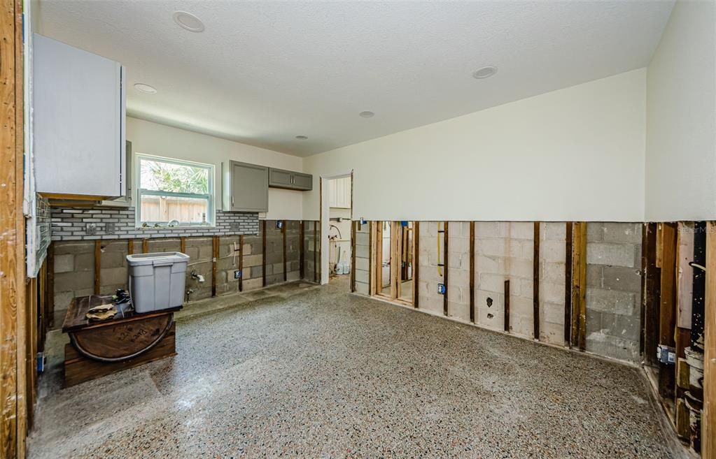 Activo con contrato: $245,000 (4 camas, 1 baños, 1343 Pies cuadrados)