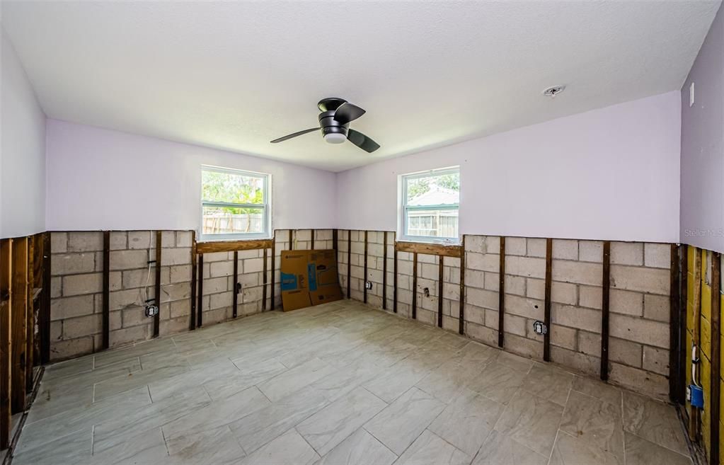 Activo con contrato: $245,000 (4 camas, 1 baños, 1343 Pies cuadrados)