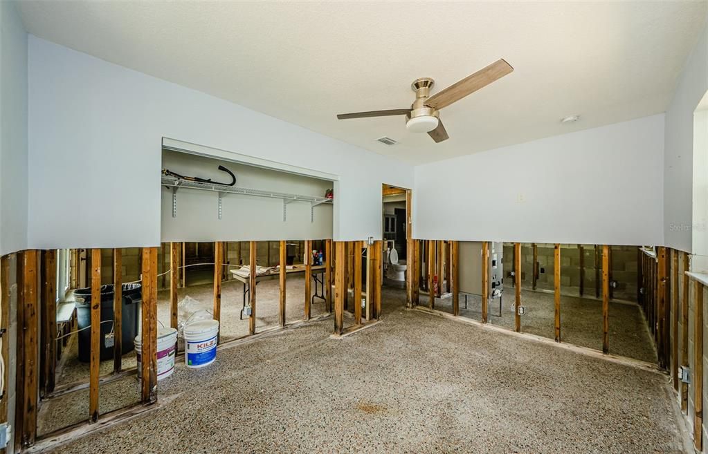 Activo con contrato: $245,000 (4 camas, 1 baños, 1343 Pies cuadrados)