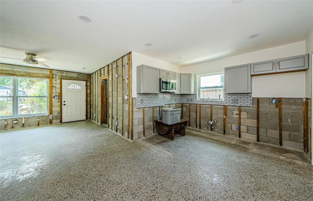 Activo con contrato: $245,000 (4 camas, 1 baños, 1343 Pies cuadrados)