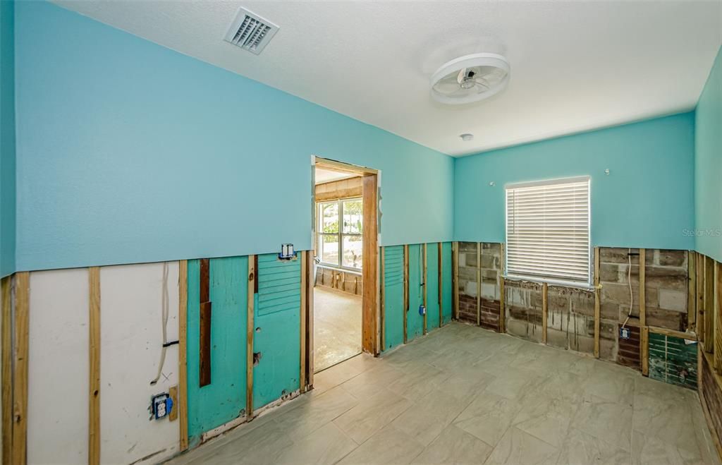 Activo con contrato: $245,000 (4 camas, 1 baños, 1343 Pies cuadrados)