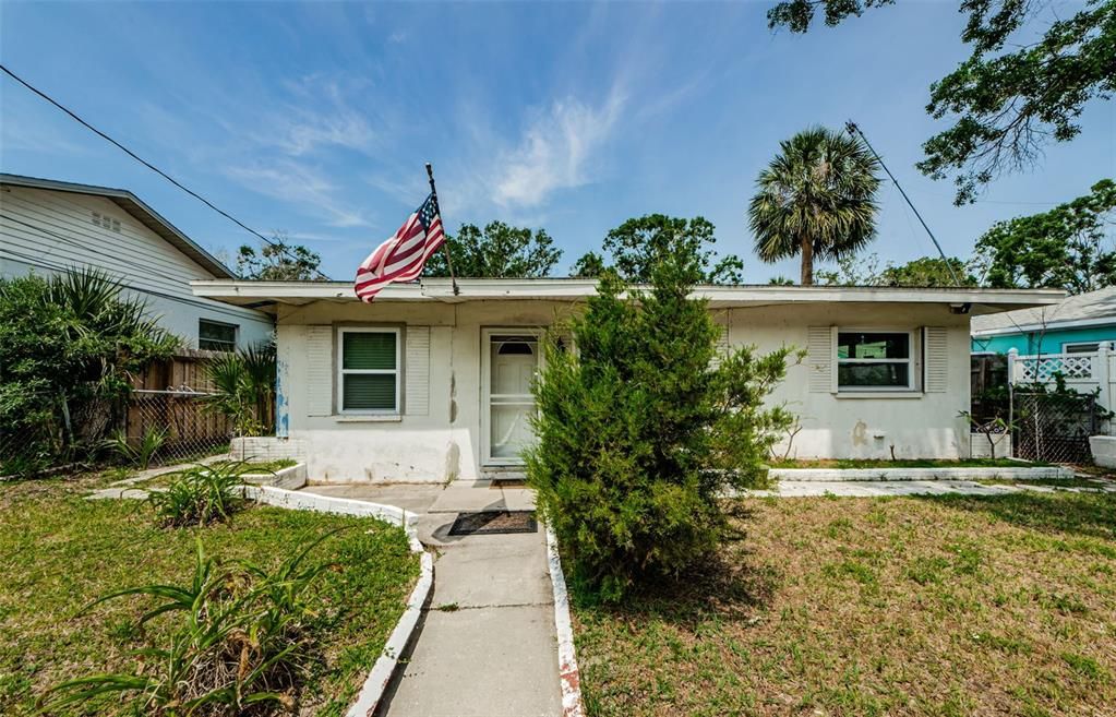 Activo con contrato: $245,000 (4 camas, 1 baños, 1343 Pies cuadrados)