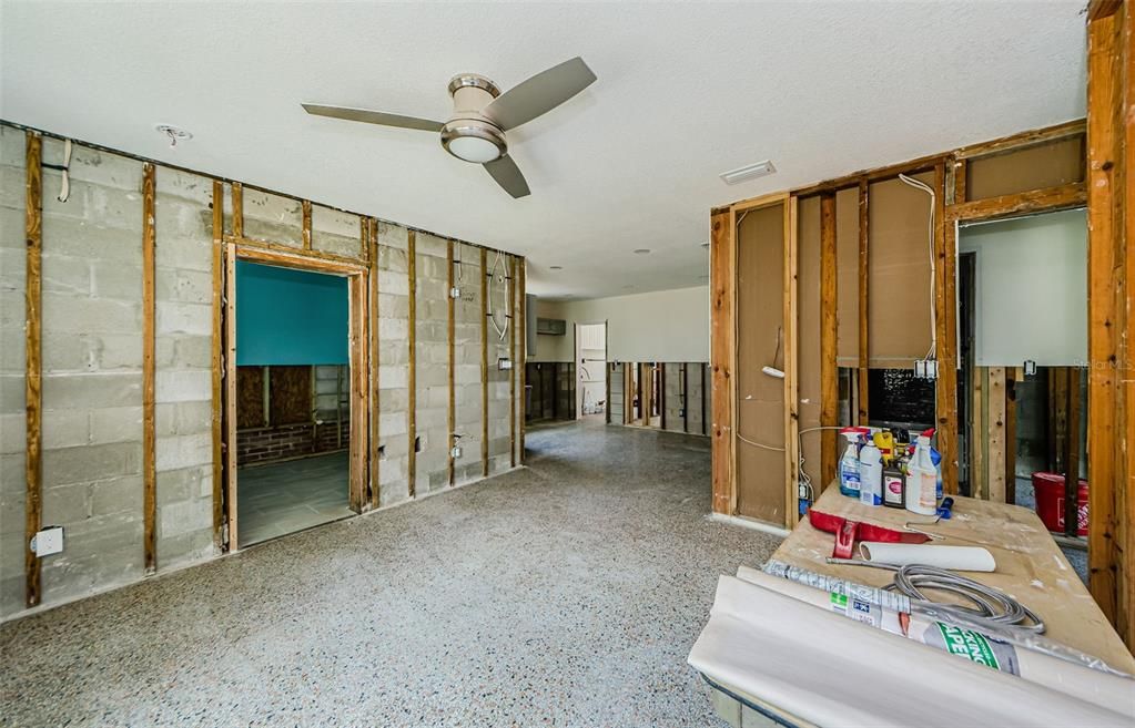 Activo con contrato: $245,000 (4 camas, 1 baños, 1343 Pies cuadrados)