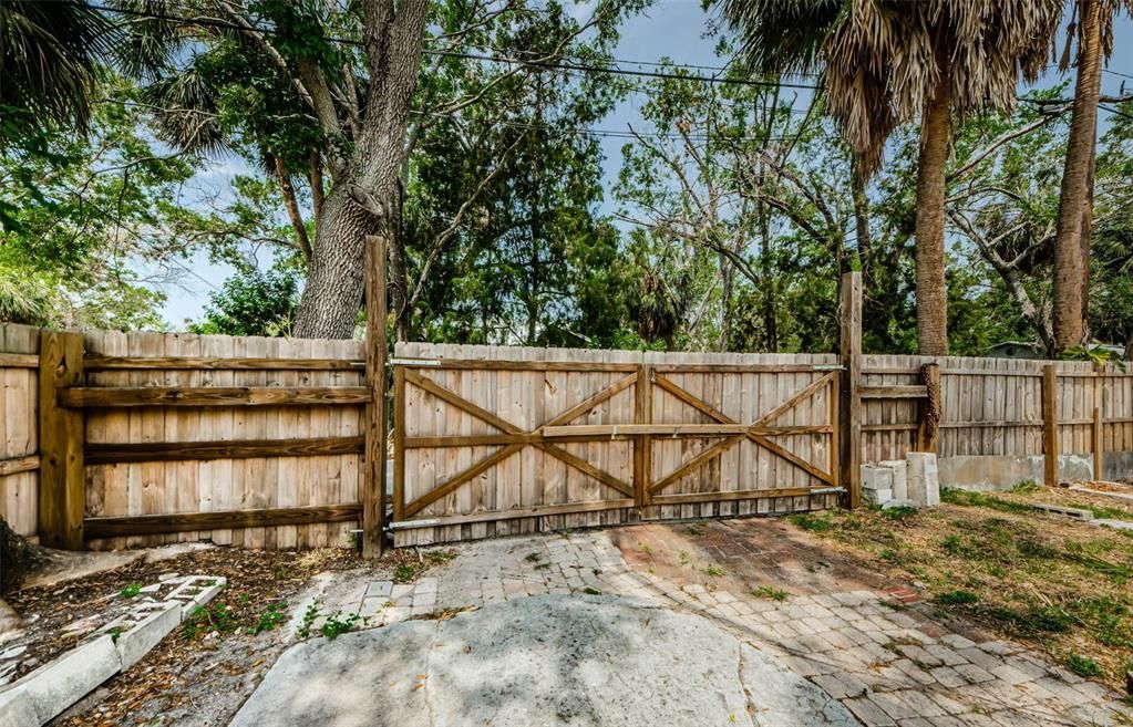 Activo con contrato: $245,000 (4 camas, 1 baños, 1343 Pies cuadrados)