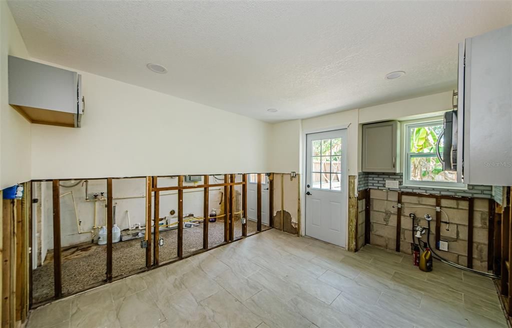 Activo con contrato: $245,000 (4 camas, 1 baños, 1343 Pies cuadrados)