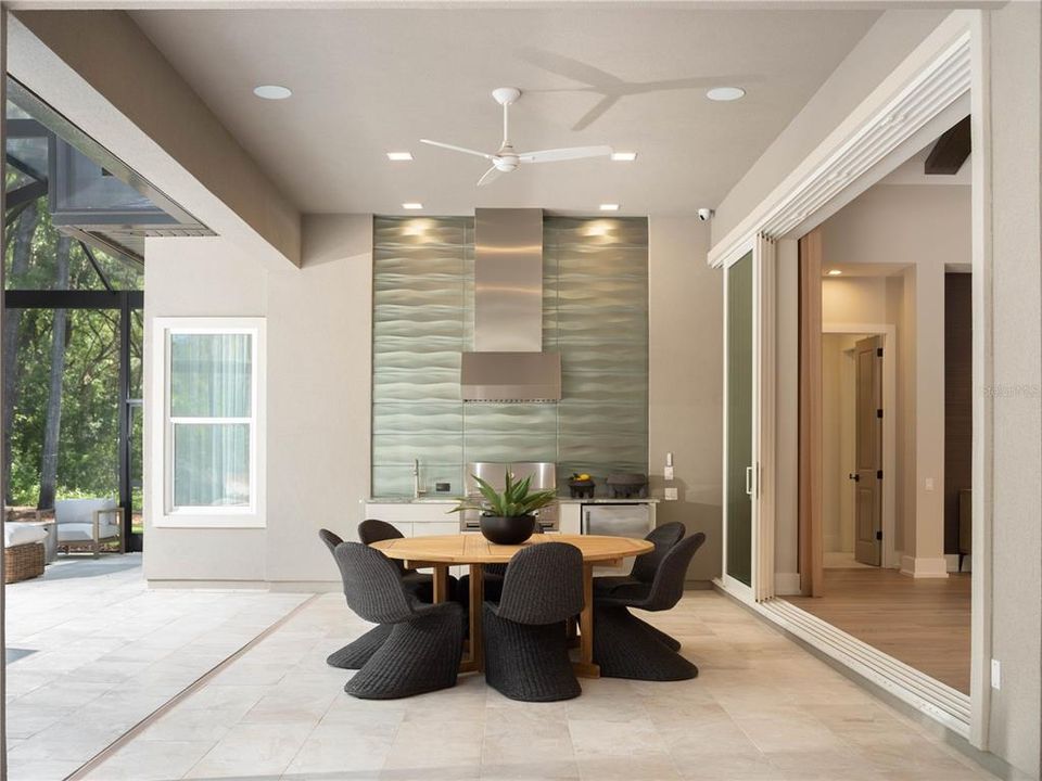 合同活跃: $2,271,687 (5 贝兹, 4 浴室, 4558 平方英尺)