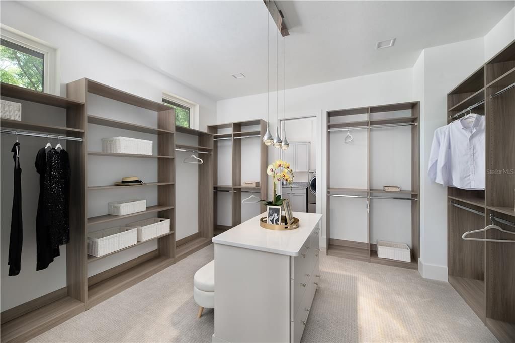 合同活跃: $2,271,687 (5 贝兹, 4 浴室, 4558 平方英尺)