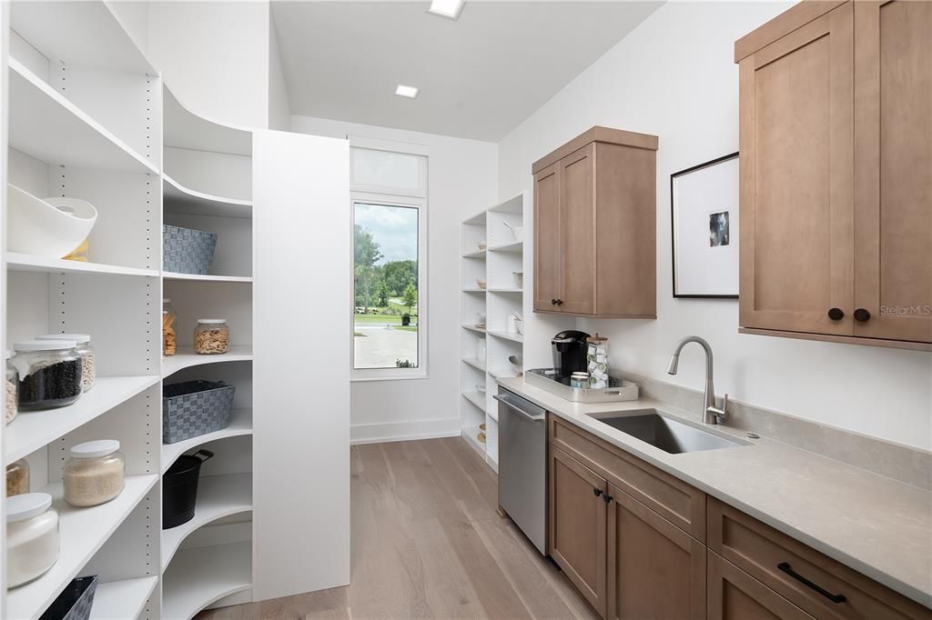 合同活跃: $2,271,687 (5 贝兹, 4 浴室, 4558 平方英尺)