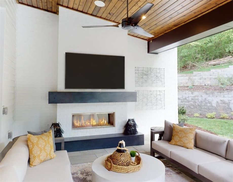 合同活跃: $2,271,687 (5 贝兹, 4 浴室, 4558 平方英尺)