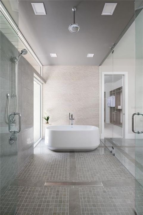 合同活跃: $2,271,687 (5 贝兹, 4 浴室, 4558 平方英尺)