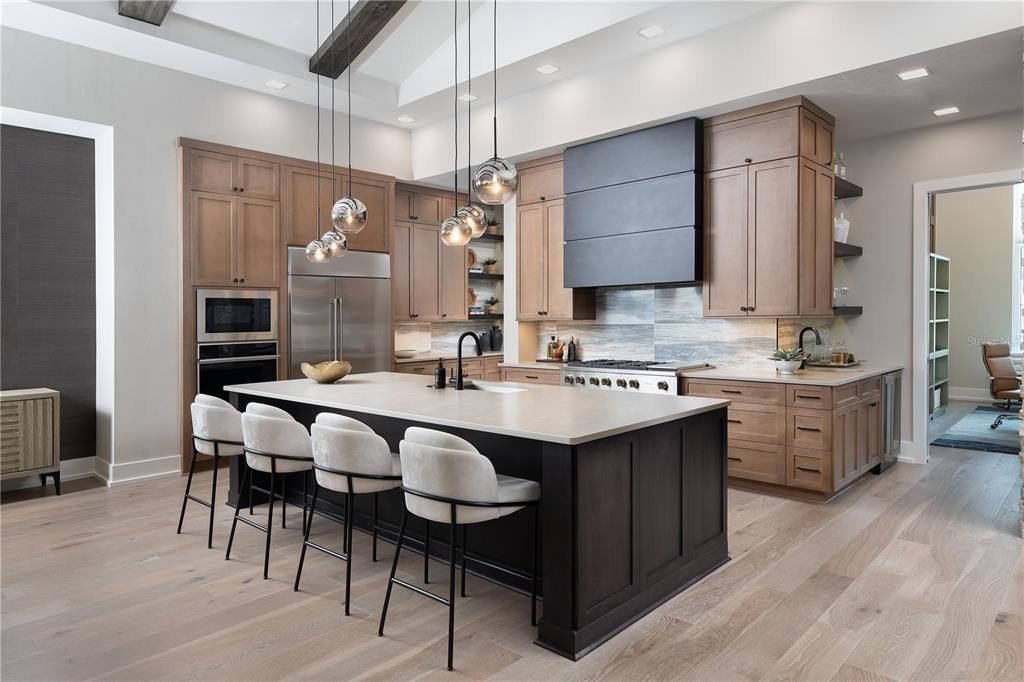 合同活跃: $2,271,687 (5 贝兹, 4 浴室, 4558 平方英尺)