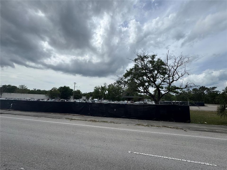 For Sale: $4,690,000 (4.69 acres)