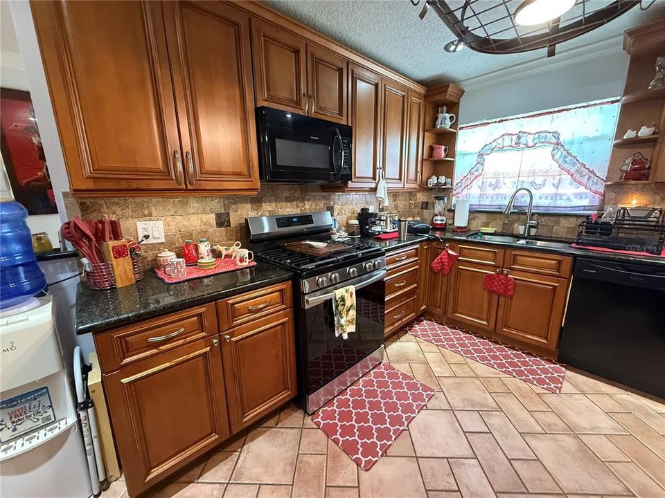 Под контрактом: $395,000 (3 спален, 2 ванн, 1680 Квадратных фут)