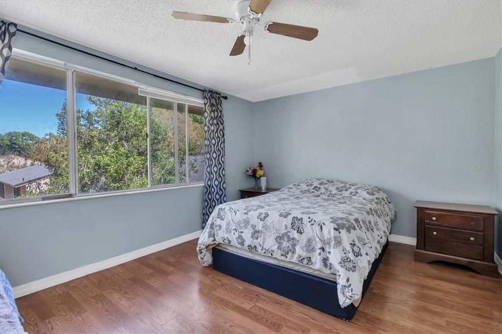 Под контрактом: $129,900 (2 спален, 1 ванн, 1074 Квадратных фут)