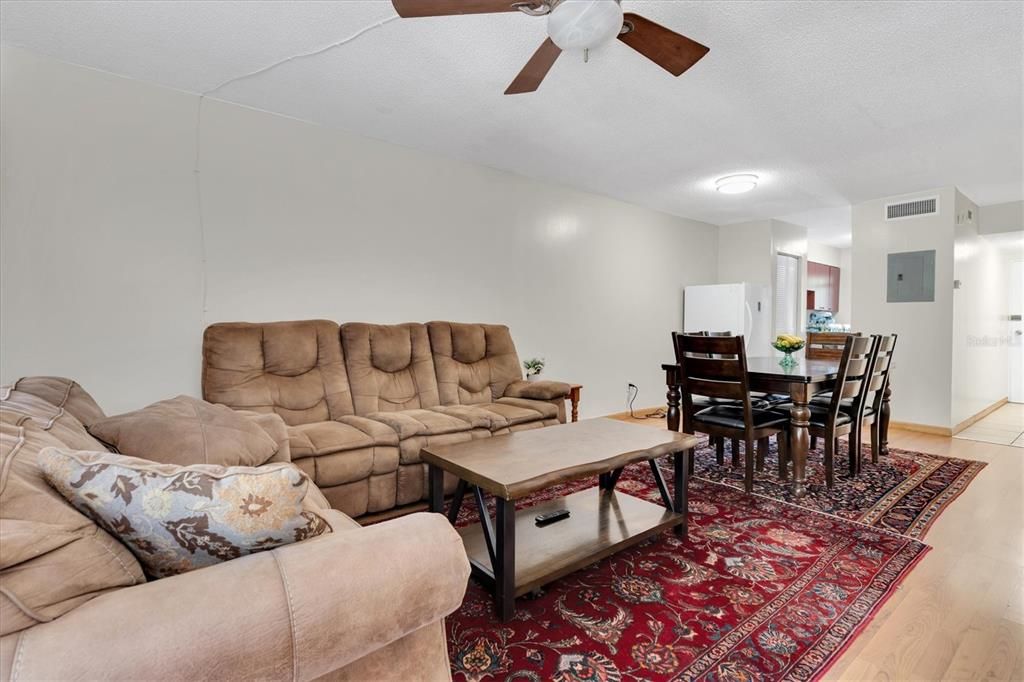 Под контрактом: $129,900 (2 спален, 1 ванн, 1074 Квадратных фут)