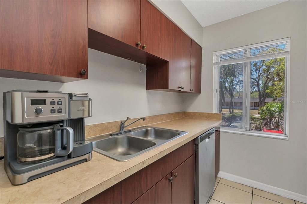 Под контрактом: $129,900 (2 спален, 1 ванн, 1074 Квадратных фут)