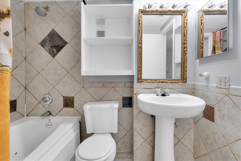 Под контрактом: $129,900 (2 спален, 1 ванн, 1074 Квадратных фут)